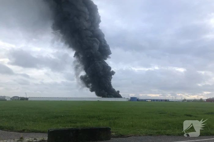Grote rookwolken bij zeer grote industriebrand