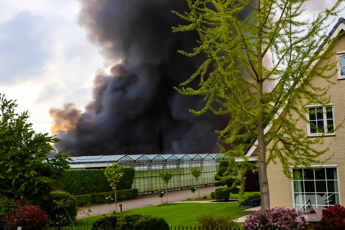 Grote rookwolken bij zeer grote industriebrand