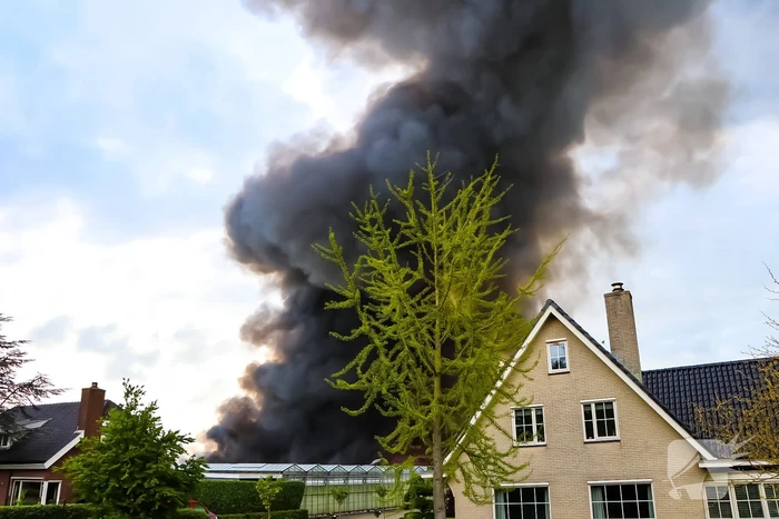 Grote rookwolken bij zeer grote industriebrand