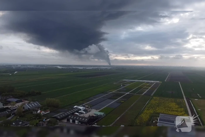 Grote rookwolken bij zeer grote industriebrand