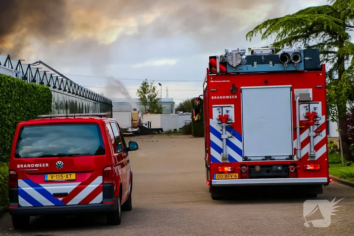 Grote rookwolken bij zeer grote industriebrand
