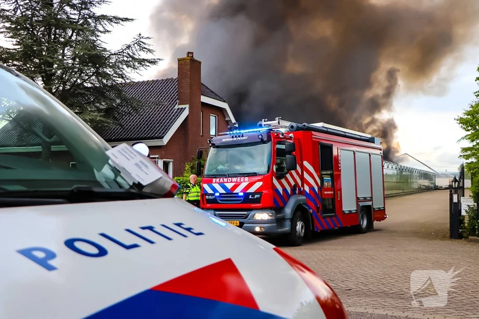 Grote rookwolken bij zeer grote industriebrand