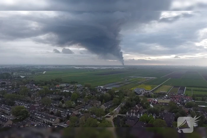 Grote rookwolken bij zeer grote industriebrand