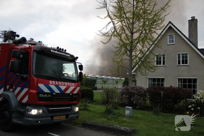 Grote rookwolken bij zeer grote industriebrand