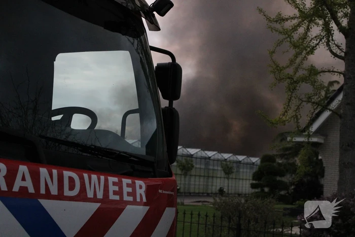 Grote rookwolken bij zeer grote industriebrand
