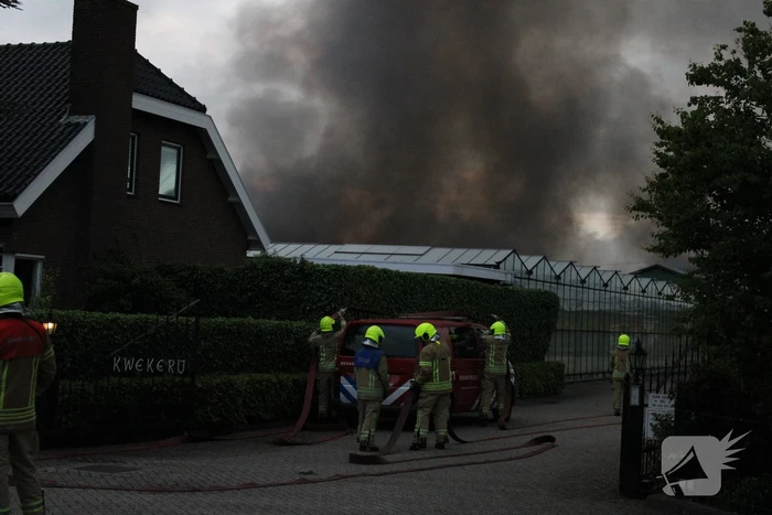 Grote rookwolken bij zeer grote industriebrand