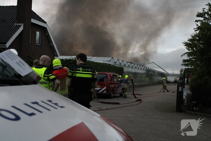 Grote rookwolken bij zeer grote industriebrand