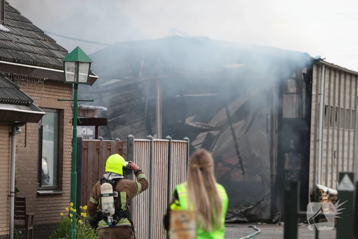 Grote rookwolken bij zeer grote industriebrand