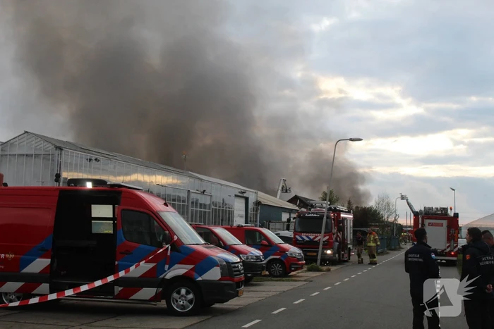 Grote rookwolken bij zeer grote industriebrand