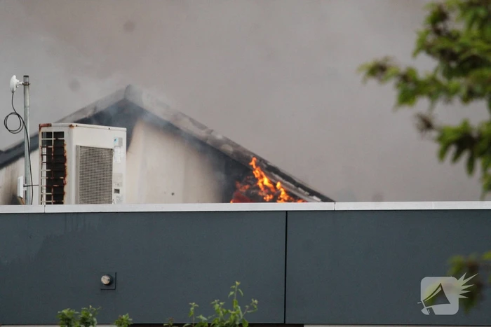 Grote rookwolken bij zeer grote industriebrand