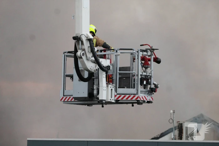 Grote rookwolken bij zeer grote industriebrand