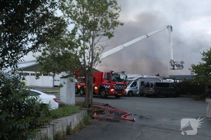 Grote rookwolken bij zeer grote industriebrand