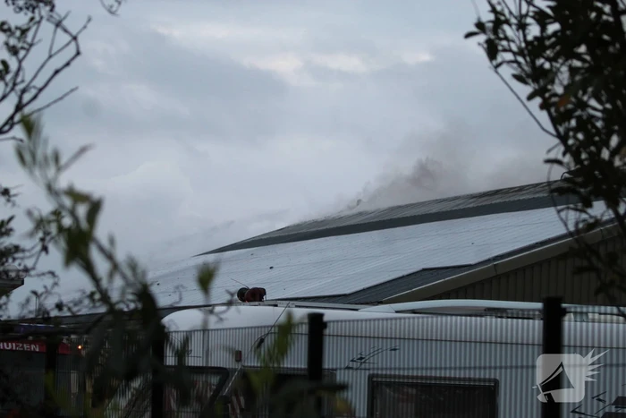 Grote rookwolken bij zeer grote industriebrand