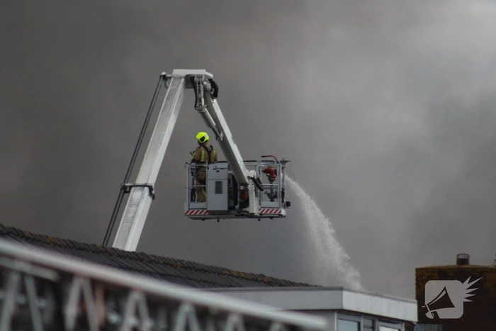 Grote rookwolken bij zeer grote industriebrand
