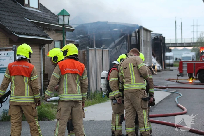 Grote rookwolken bij zeer grote industriebrand