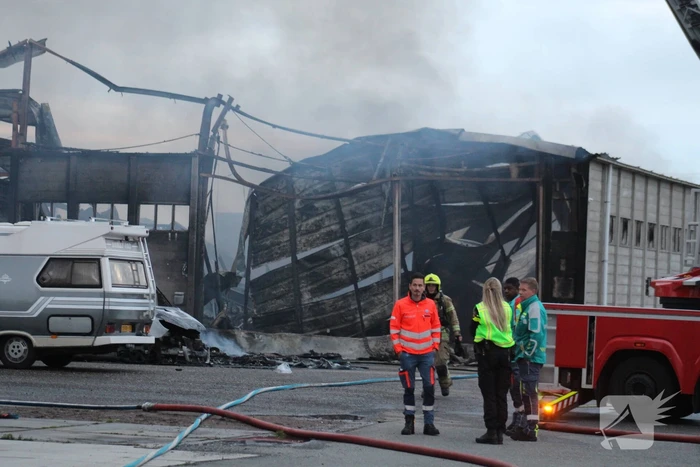 Grote rookwolken bij zeer grote industriebrand