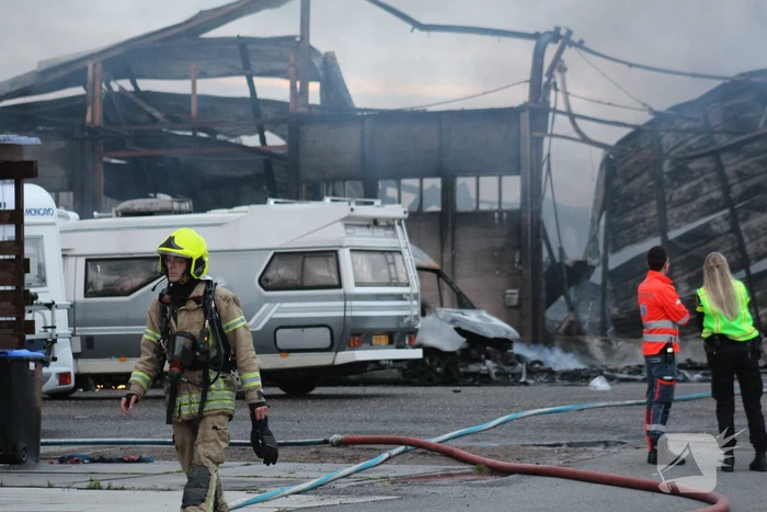 Grote rookwolken bij zeer grote industriebrand
