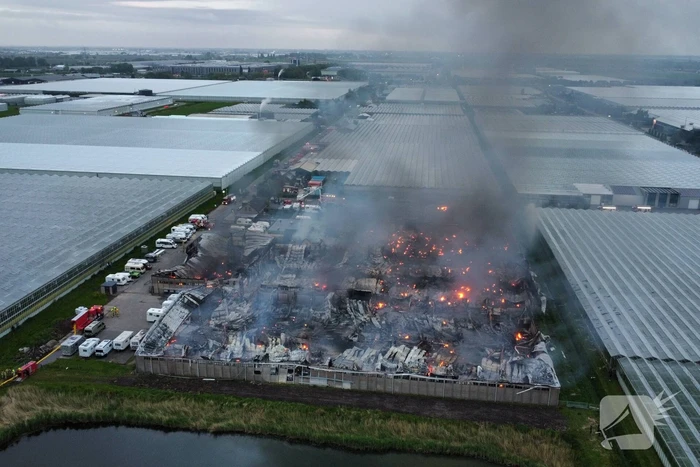 Grote rookwolken bij zeer grote industriebrand