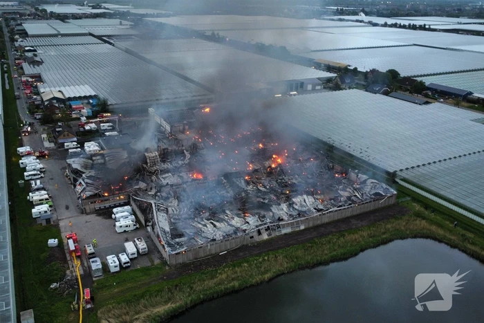 Grote rookwolken bij zeer grote industriebrand