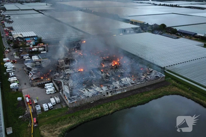 Grote rookwolken bij zeer grote industriebrand