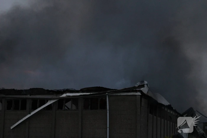 Grote rookwolken bij zeer grote industriebrand