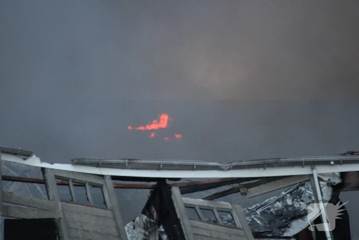 Grote rookwolken bij zeer grote industriebrand