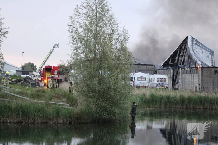 Grote rookwolken bij zeer grote industriebrand
