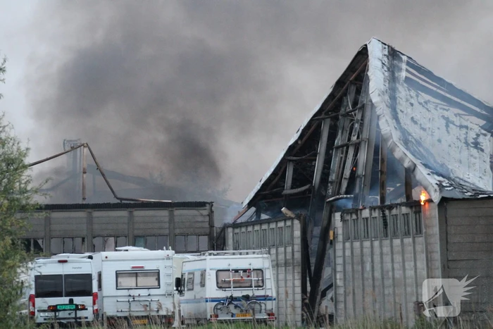 Grote rookwolken bij zeer grote industriebrand