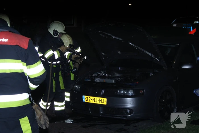 Brand in motorcompartiment van auto