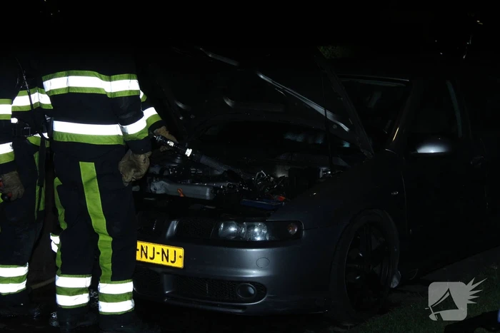 Brand in motorcompartiment van auto