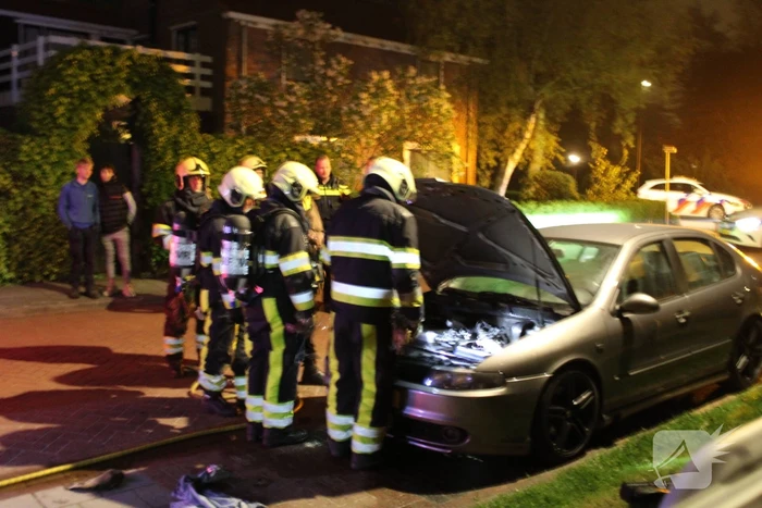 Brand in motorcompartiment van auto