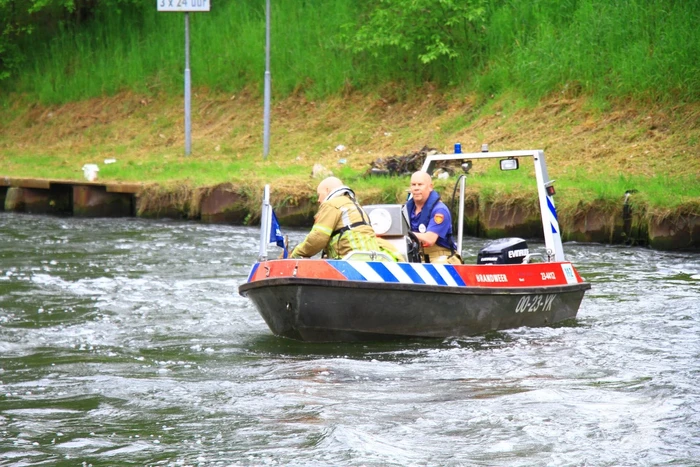 Gestrande Bambi gevangen in de sluispoort