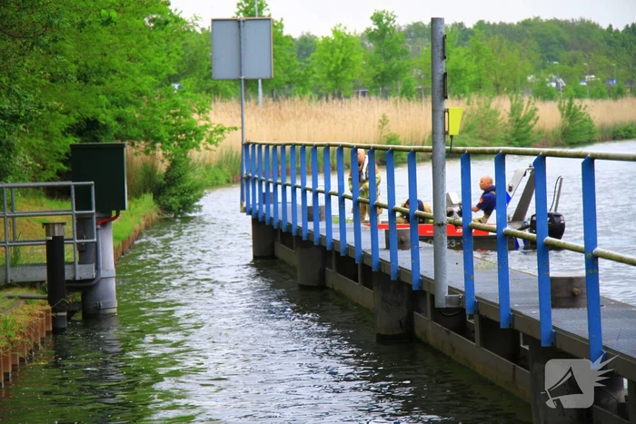 Gestrande Bambi gevangen in de sluispoort