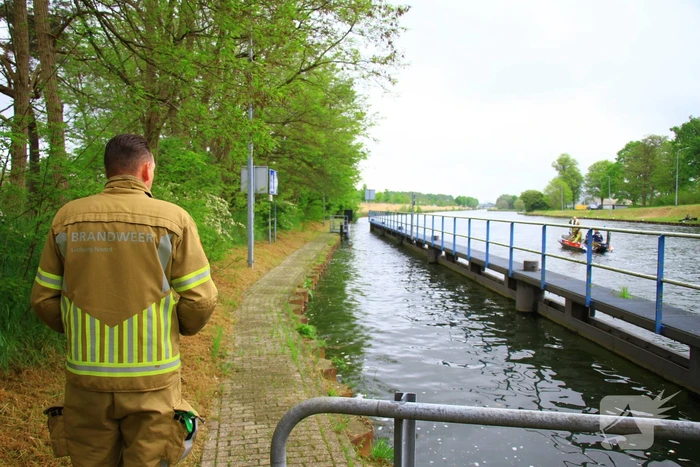 Gestrande Bambi gevangen in de sluispoort