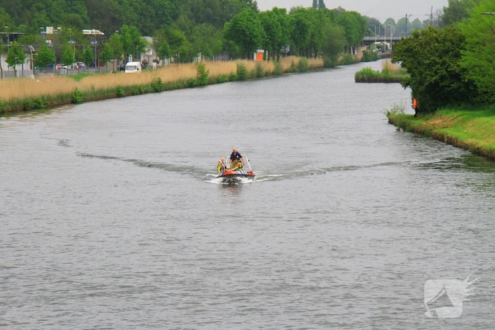 Gestrande Bambi gevangen in de sluispoort