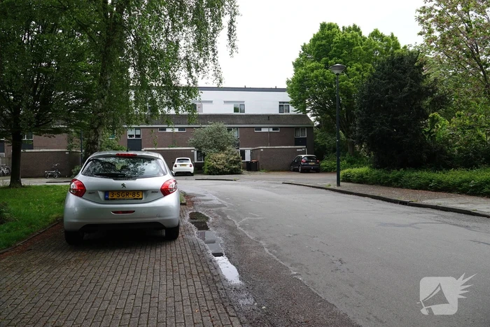 Voordeur woning beschadigd na explosie