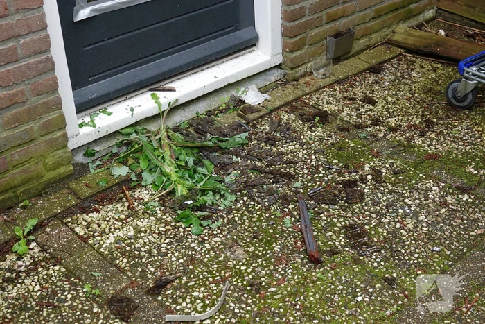 Voordeur woning beschadigd na explosie