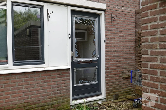Voordeur woning beschadigd na explosie