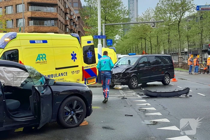 Ravage op de weg: ambulance, bestelbus en auto betrokken bij ernstig ongeval