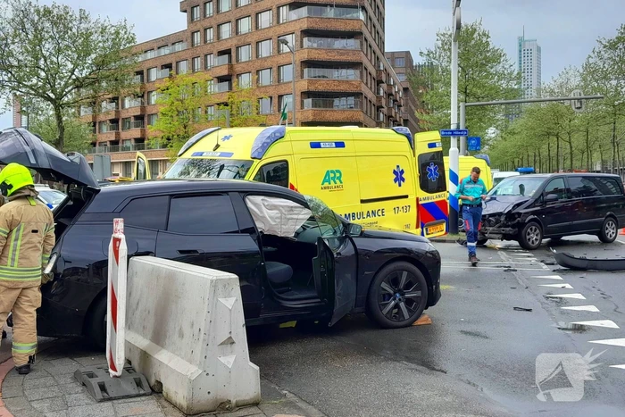 Ravage op de weg: ambulance, bestelbus en auto betrokken bij ernstig ongeval
