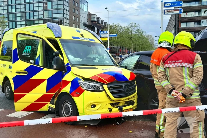 Ravage op de weg: ambulance, bestelbus en auto betrokken bij ernstig ongeval