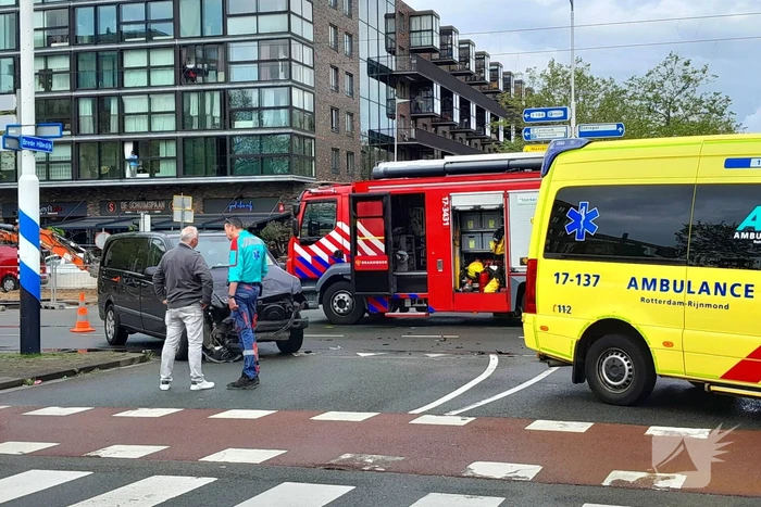Ravage op de weg: ambulance, bestelbus en auto betrokken bij ernstig ongeval