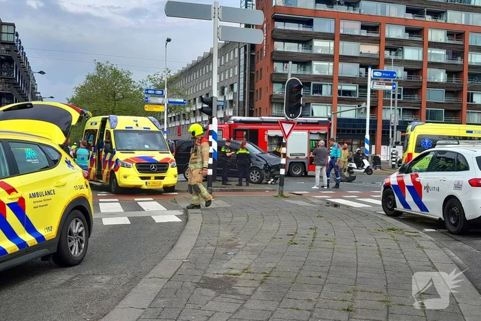 Ravage op de weg: ambulance, bestelbus en auto betrokken bij ernstig ongeval