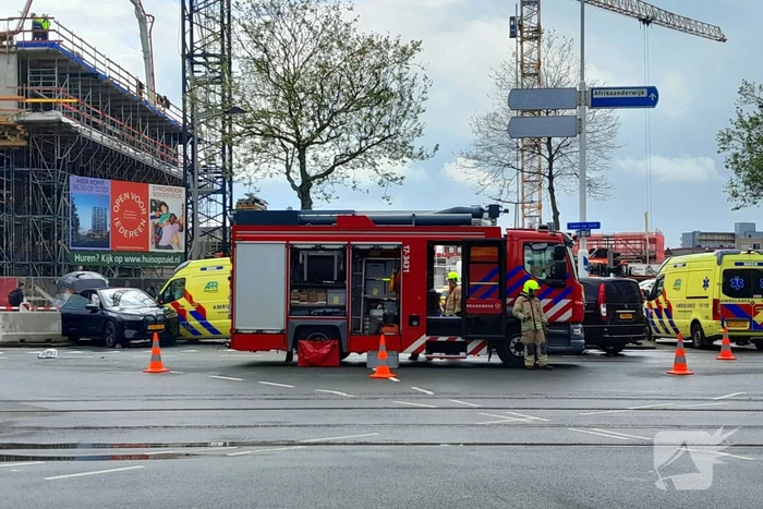Ravage op de weg: ambulance, bestelbus en auto betrokken bij ernstig ongeval