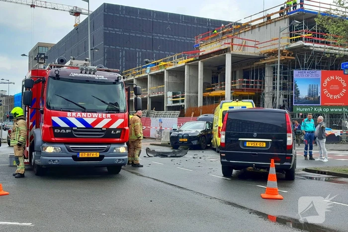 Ravage op de weg: ambulance, bestelbus en auto betrokken bij ernstig ongeval