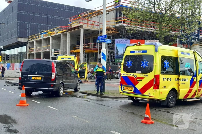 Ravage op de weg: ambulance, bestelbus en auto betrokken bij ernstig ongeval