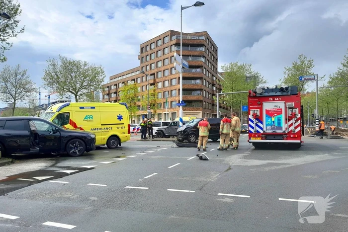 Ravage op de weg: ambulance, bestelbus en auto betrokken bij ernstig ongeval