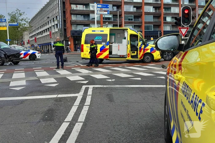 Ravage op de weg: ambulance, bestelbus en auto betrokken bij ernstig ongeval