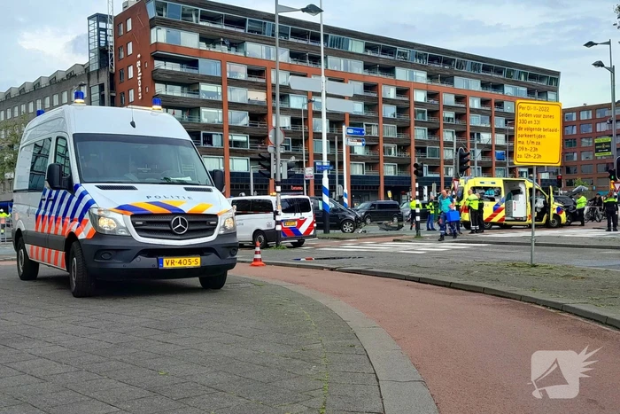 Ravage op de weg: ambulance, bestelbus en auto betrokken bij ernstig ongeval