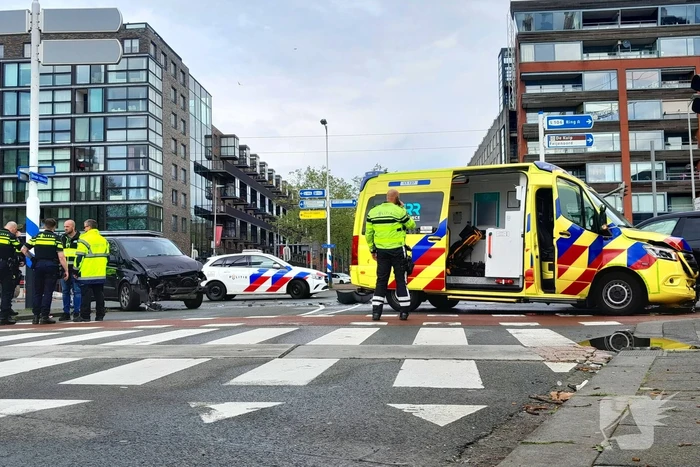 Ravage op de weg: ambulance, bestelbus en auto betrokken bij ernstig ongeval